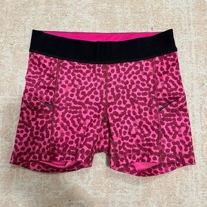 Lululemon What The Sport Shorts Size 4 Ace Spot Jewelled Magenta
Dashing Purple